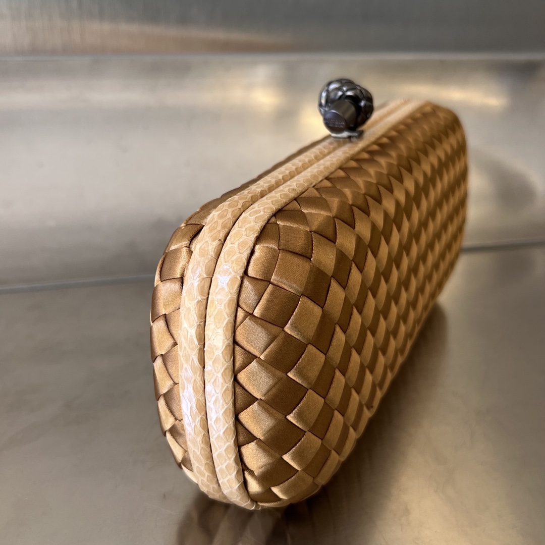 bo*te*ga Ve*ne*ta bv knot clutch