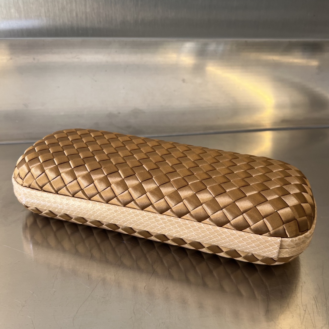 bo*te*ga Ve*ne*ta bv knot clutch