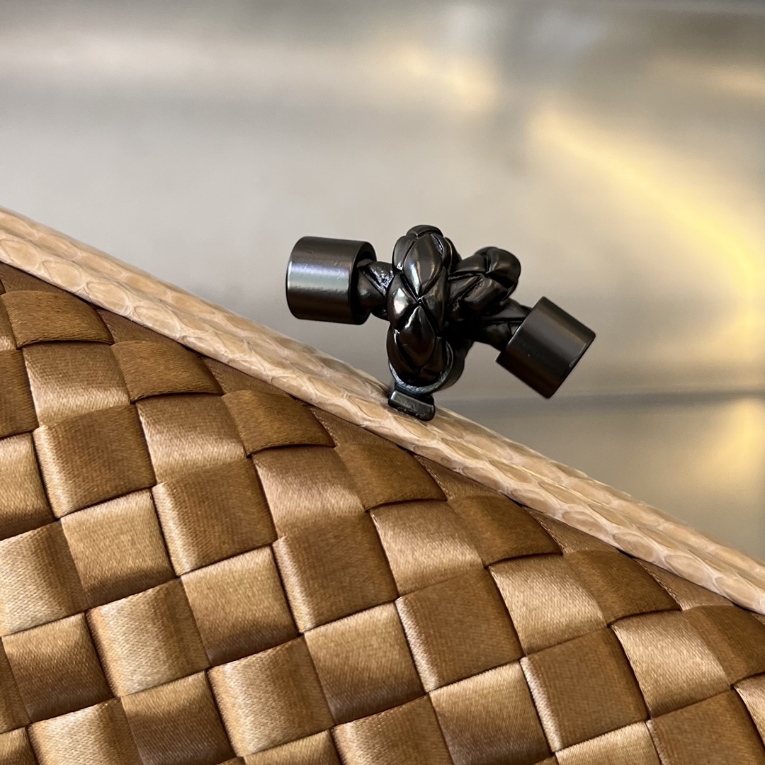 bo*te*ga Ve*ne*ta bv knot clutch