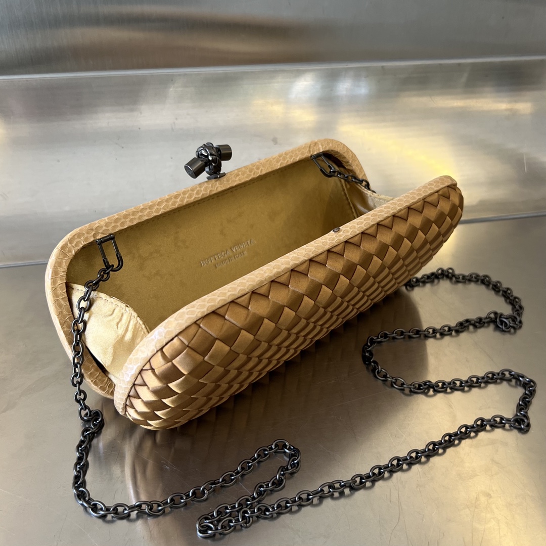 bo*te*ga Ve*ne*ta bv knot clutch