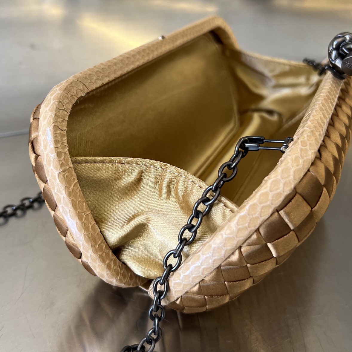 bo*te*ga Ve*ne*ta bv knot clutch