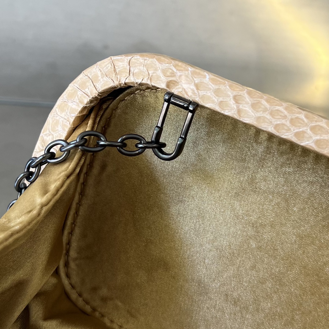 bo*te*ga Ve*ne*ta bv knot clutch