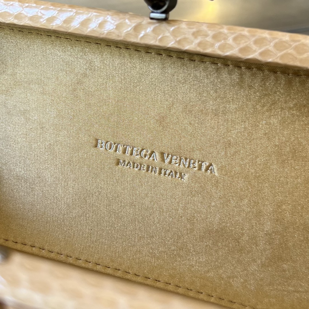 bo*te*ga Ve*ne*ta bv knot clutch
