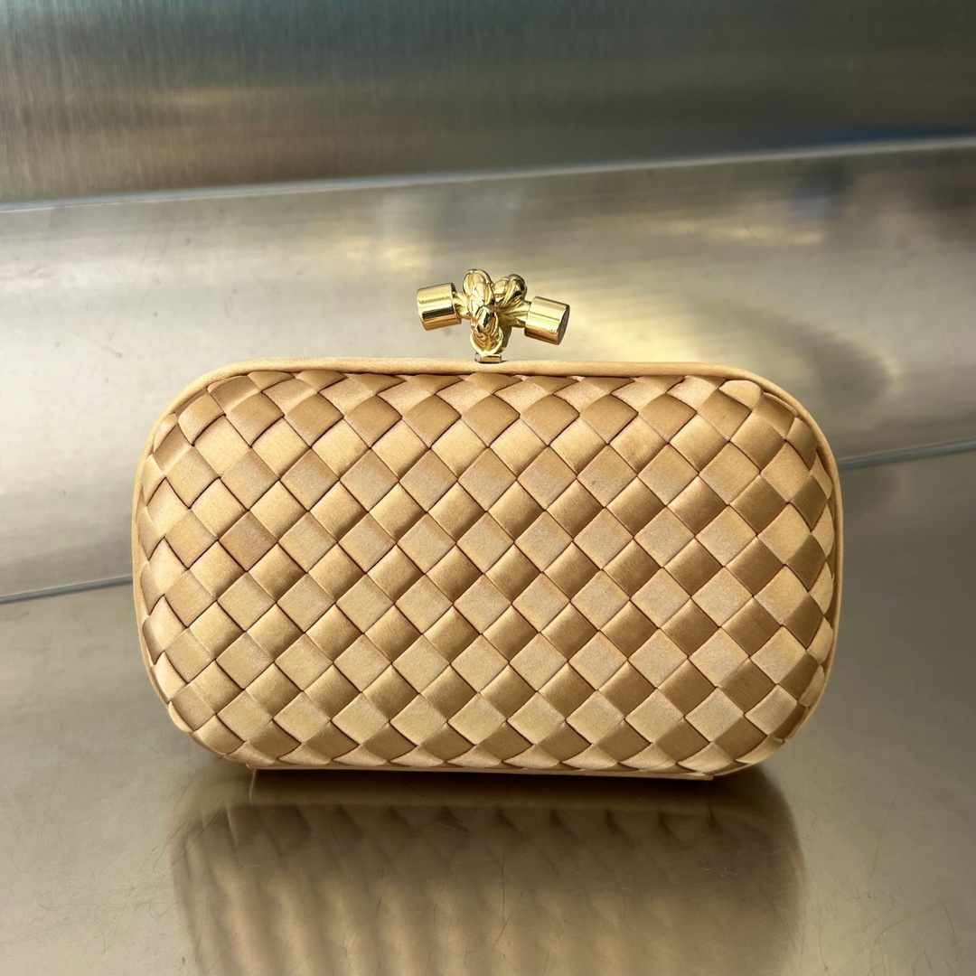 bo*te*ga Ve*ne*ta bv knot clutch