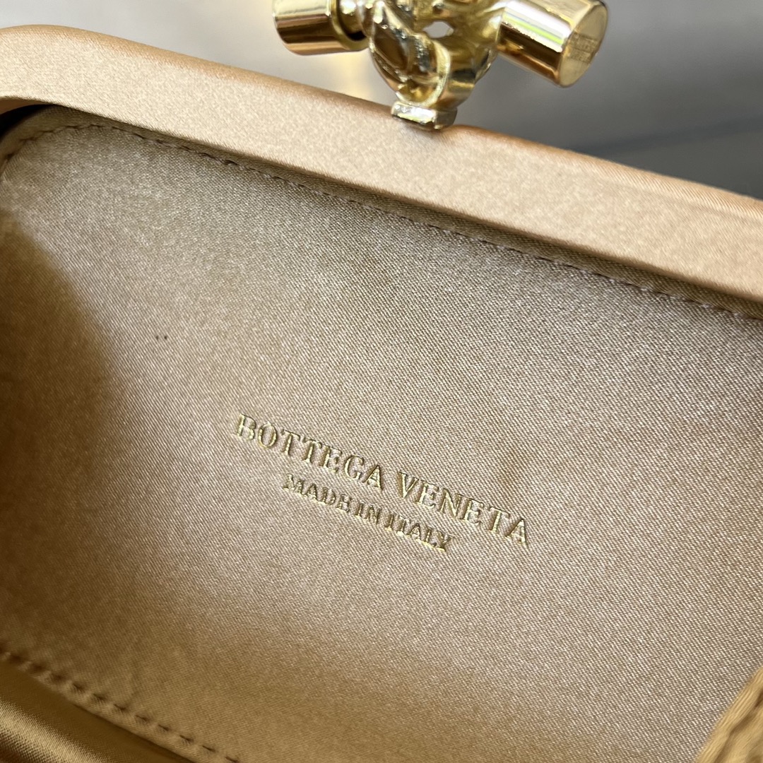 bo*te*ga Ve*ne*ta bv knot clutch