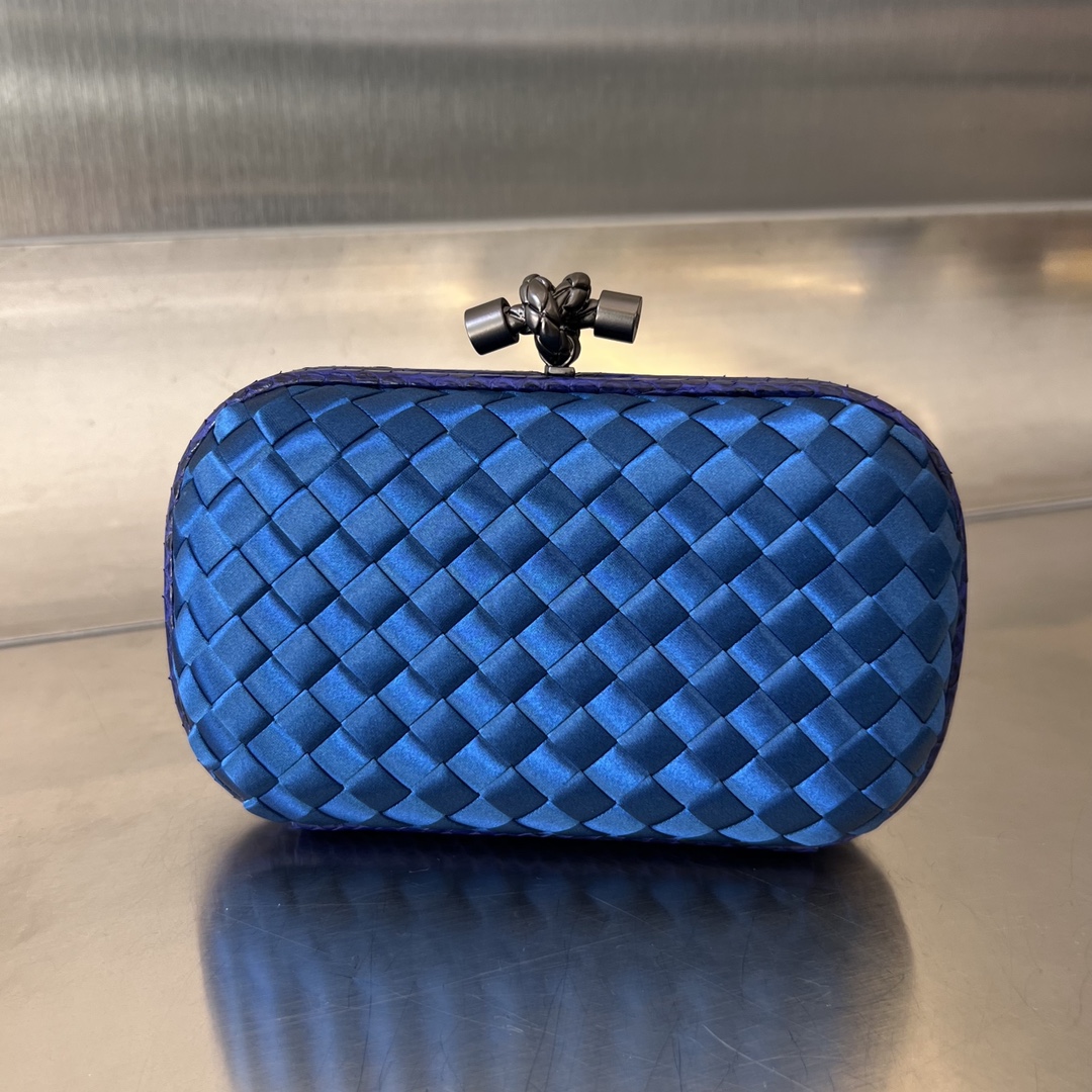 bo*te*ga Ve*ne*ta bv knot clutch