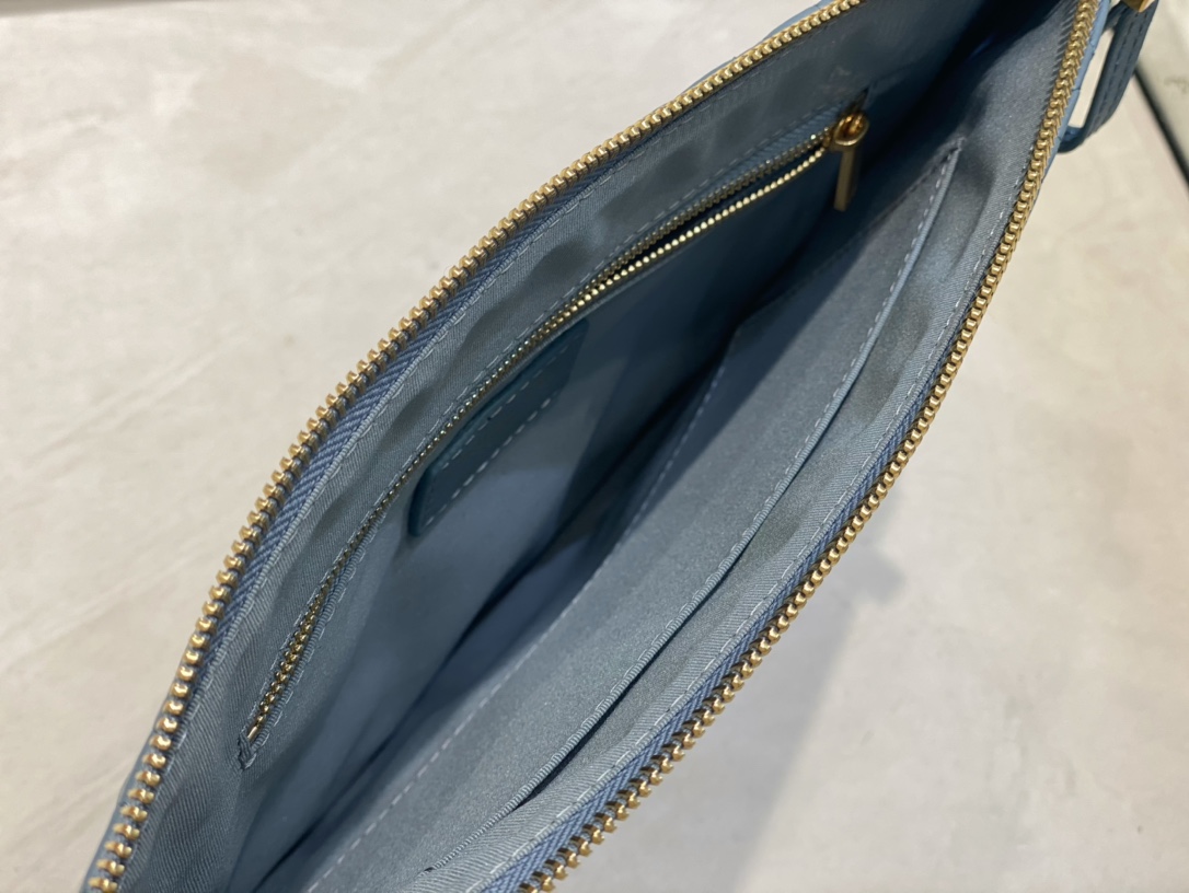 large D*or caro daily pouch
