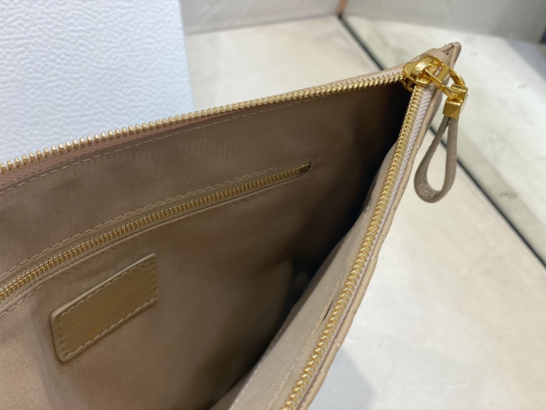 large D*or caro daily pouch