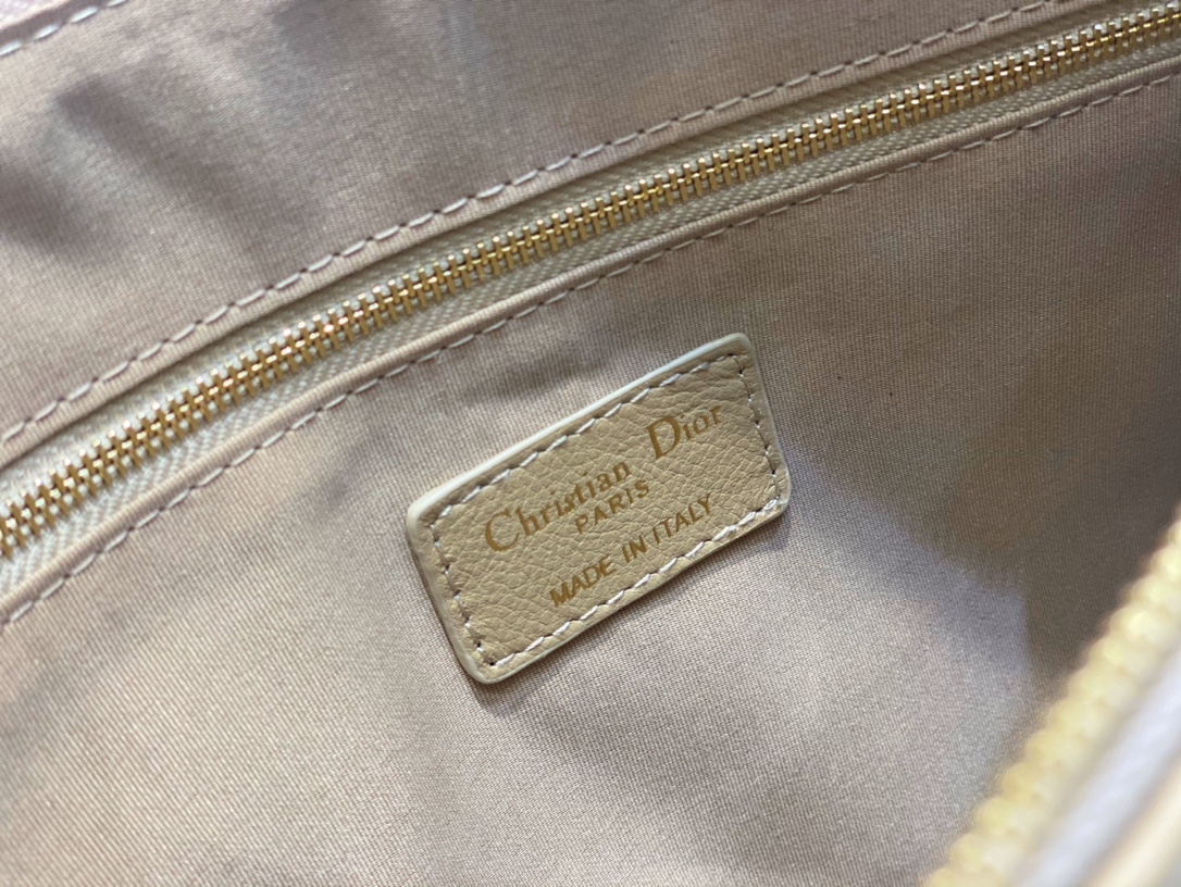 large D*or caro daily pouch