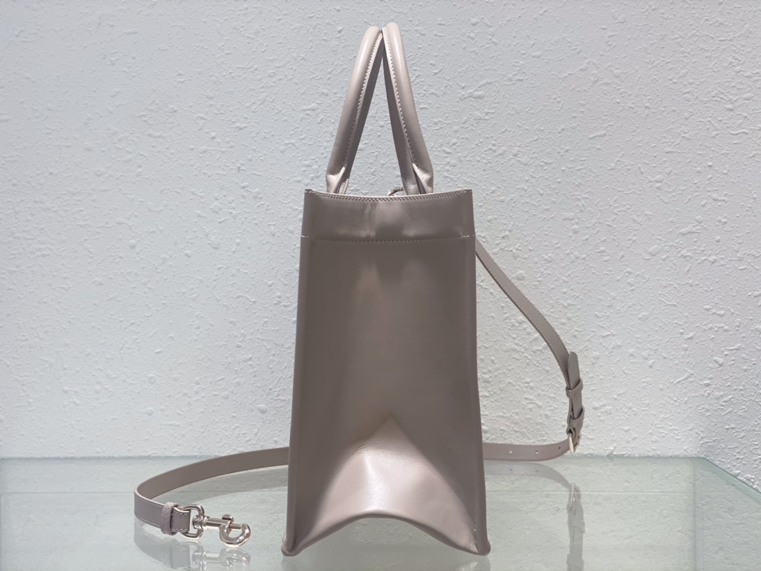 medium D*or book tote