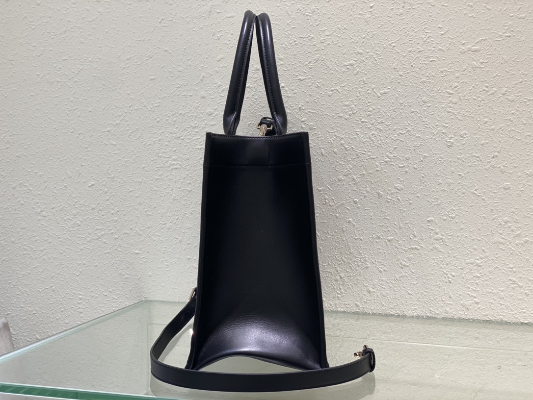 medium D*or book tote