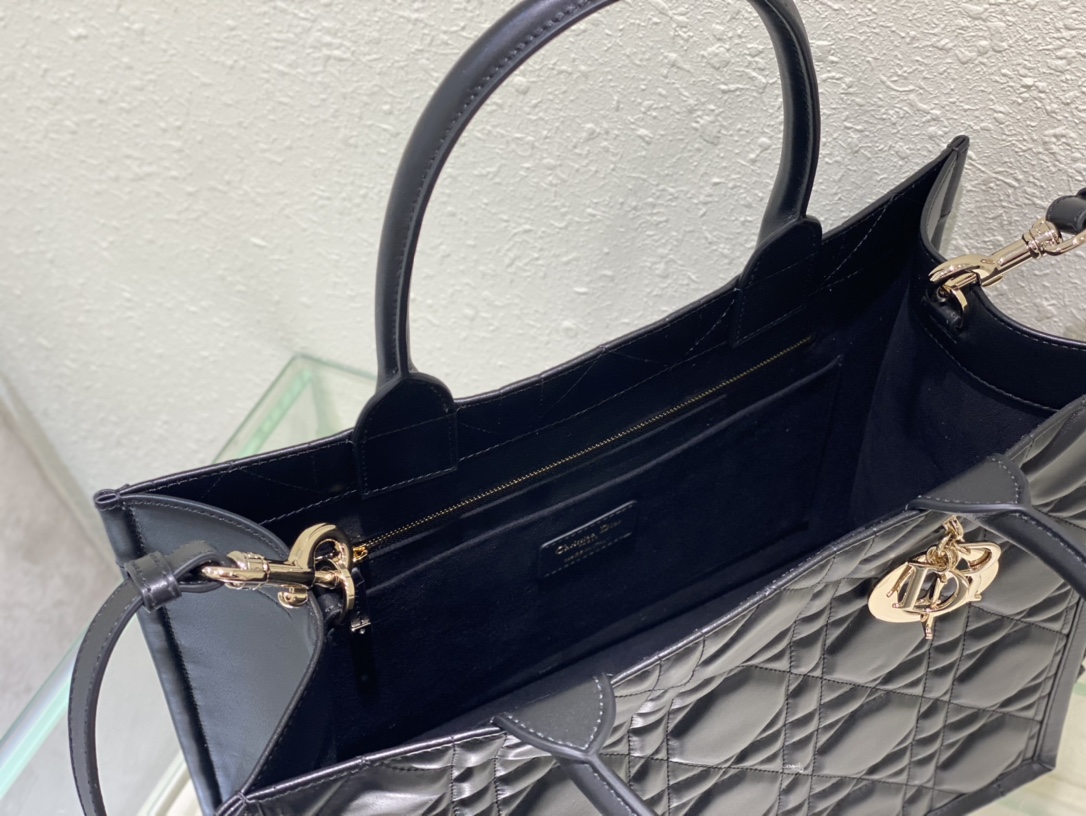 medium D*or book tote