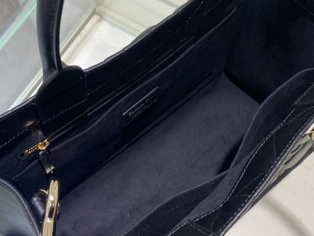 medium D*or book tote