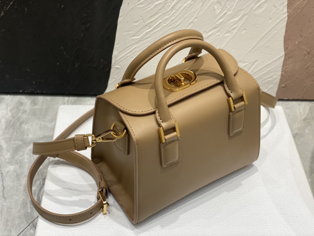 D*or samll boston bag