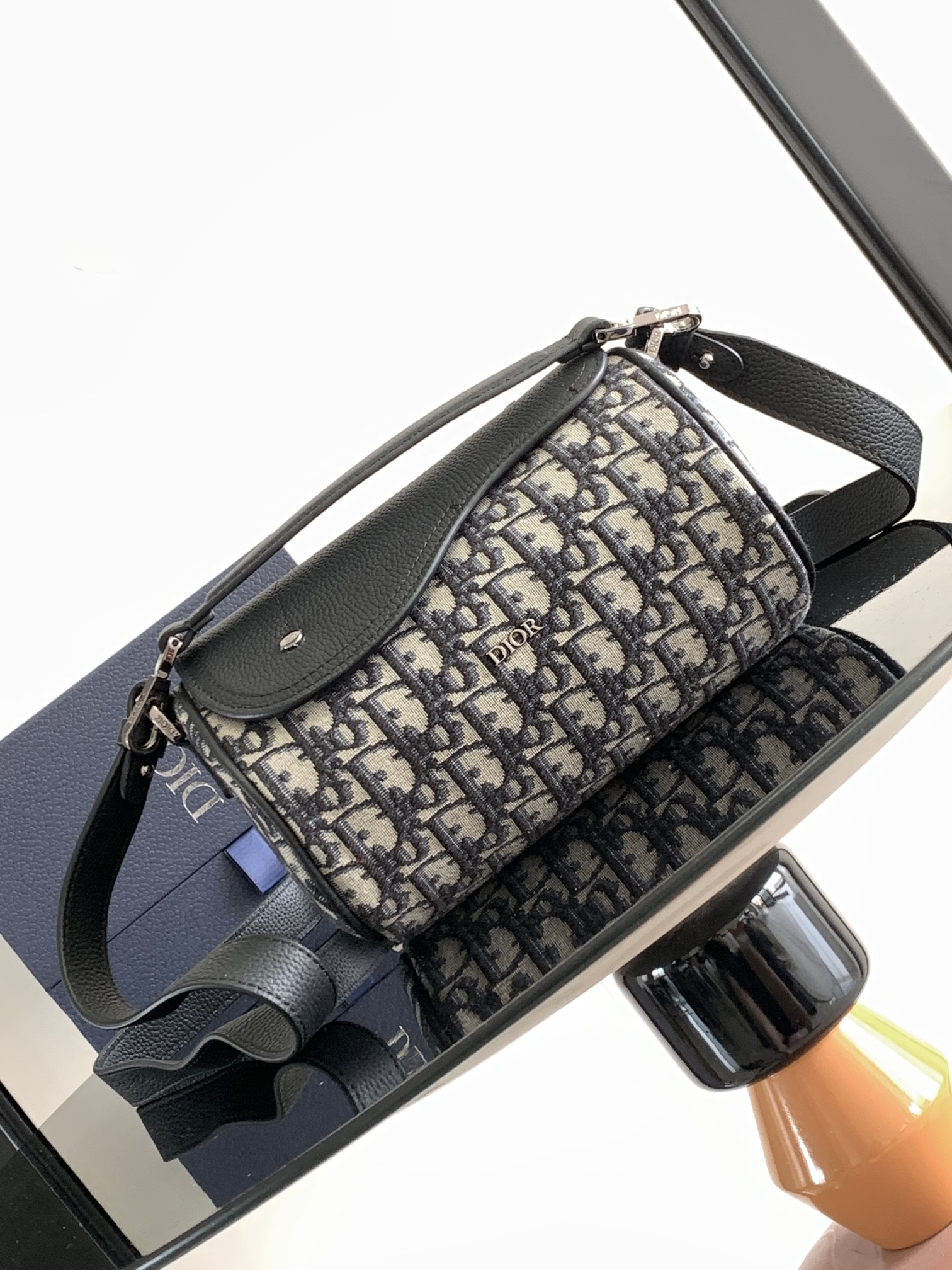 D*or roller bag with strap
