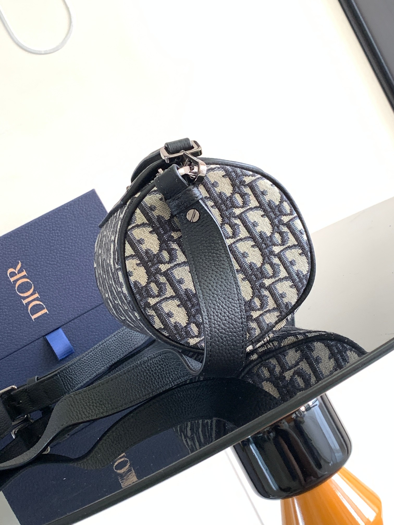 D*or roller bag with strap