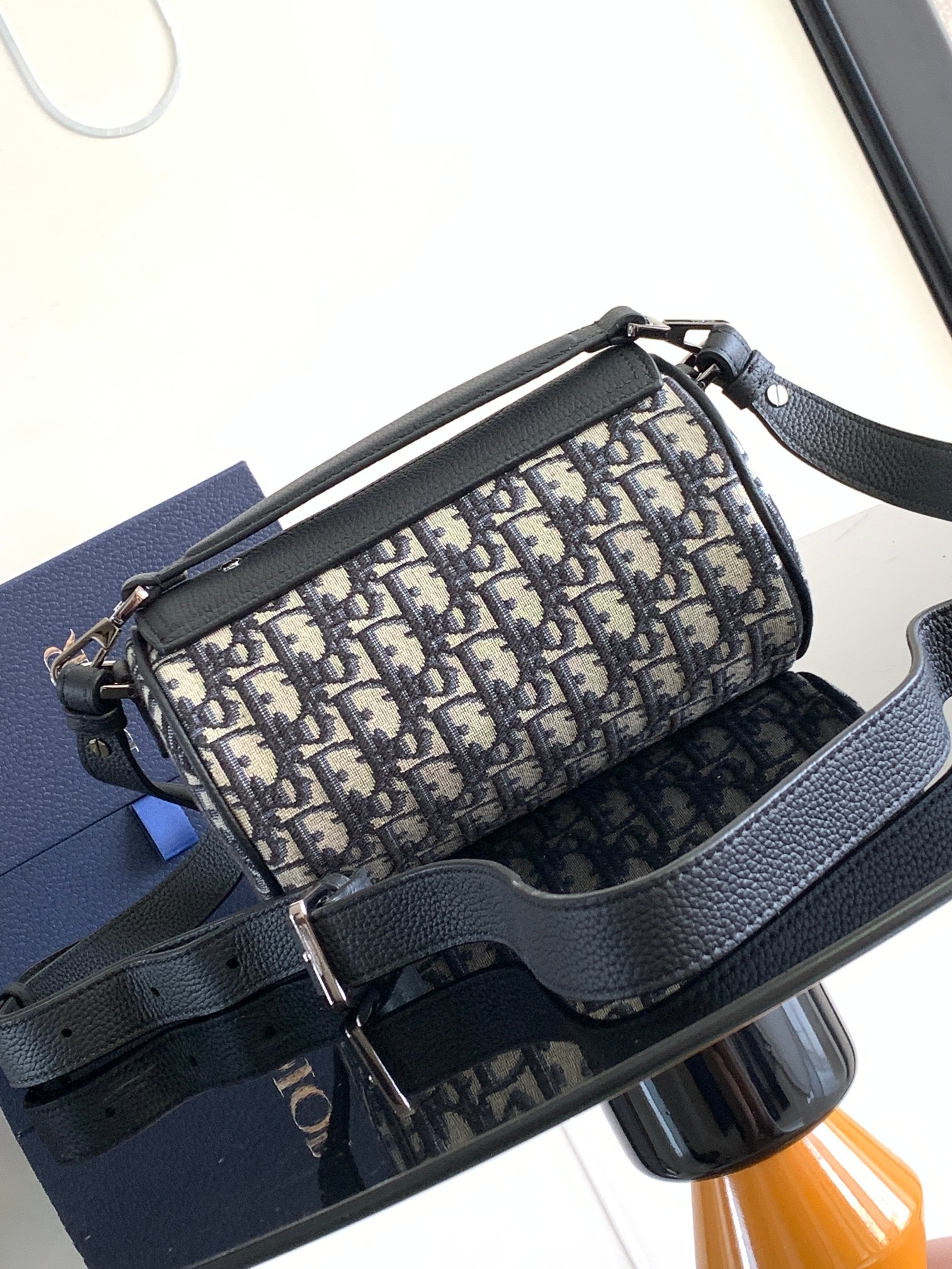 D*or roller bag with strap