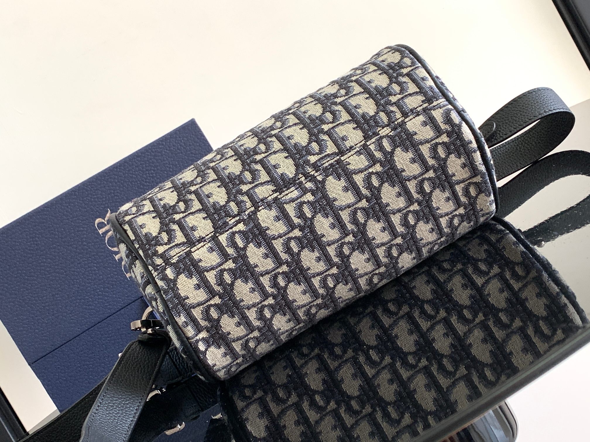 D*or roller bag with strap