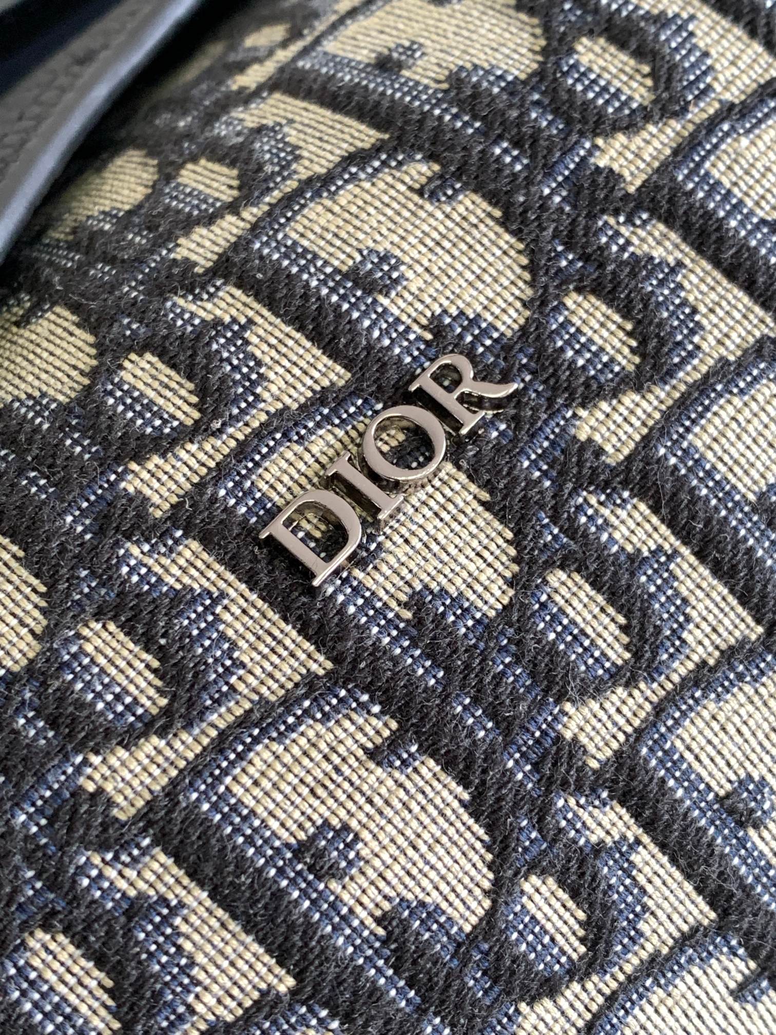 D*or roller bag with strap