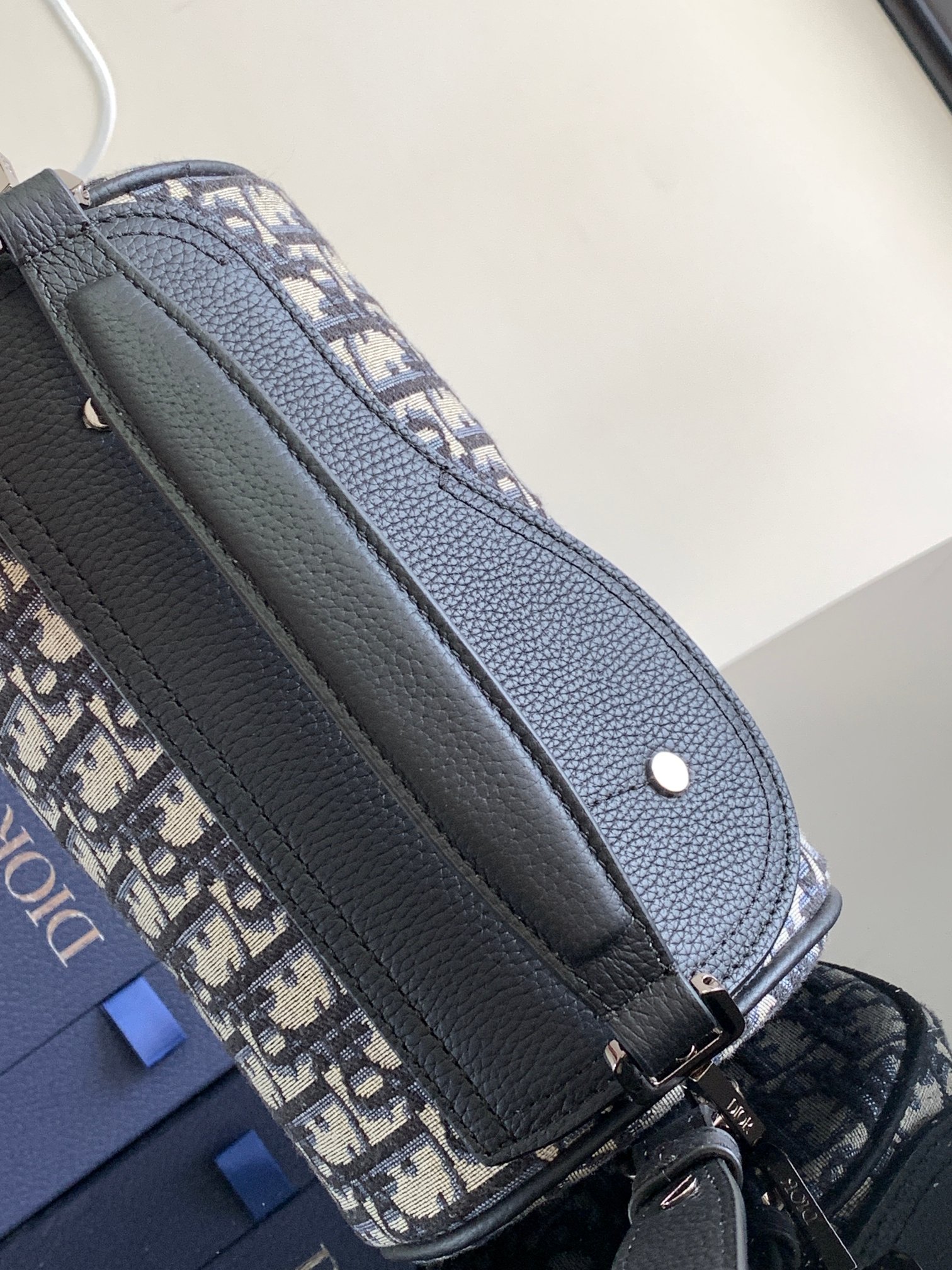 D*or roller bag with strap