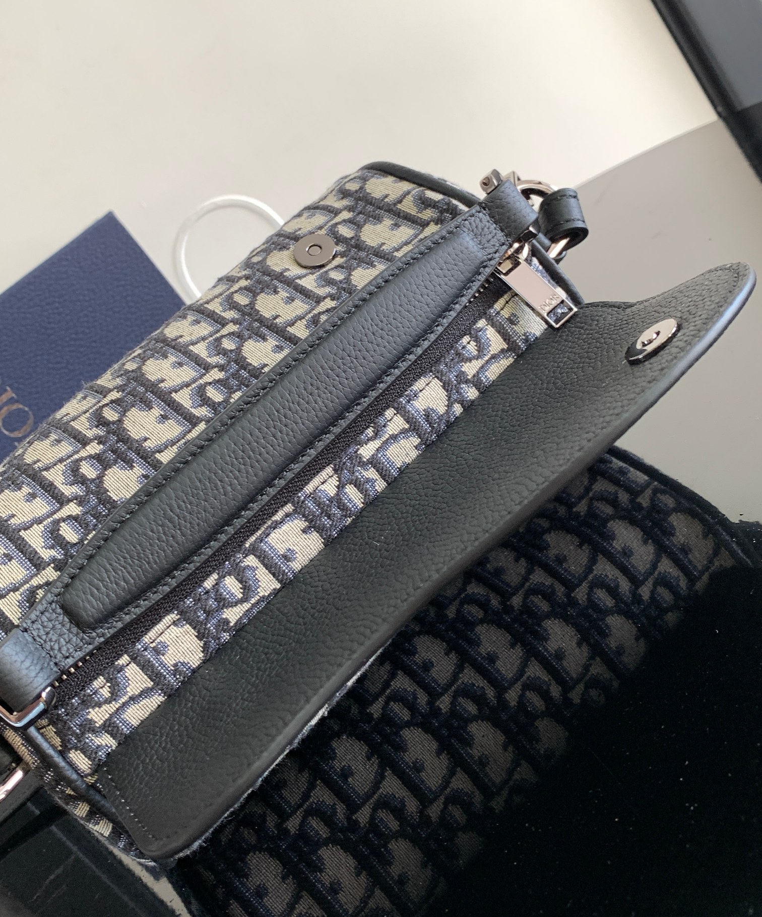 D*or roller bag with strap