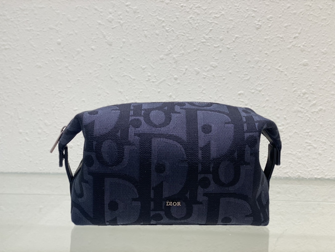 D*or toiletry bag