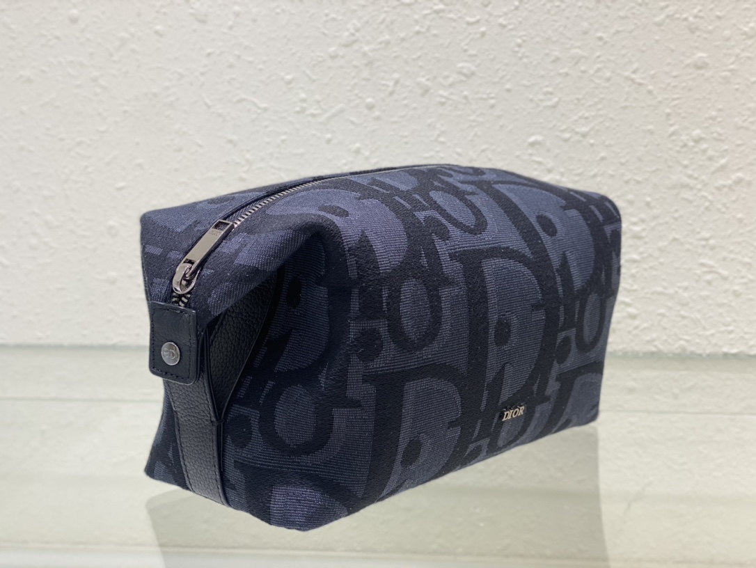 D*or toiletry bag