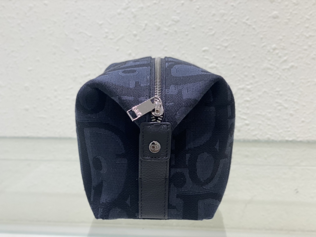 D*or toiletry bag