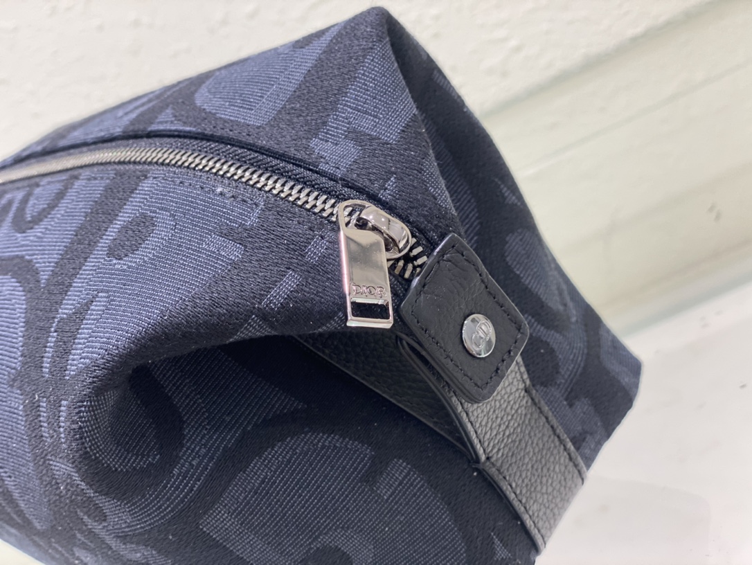 D*or toiletry bag