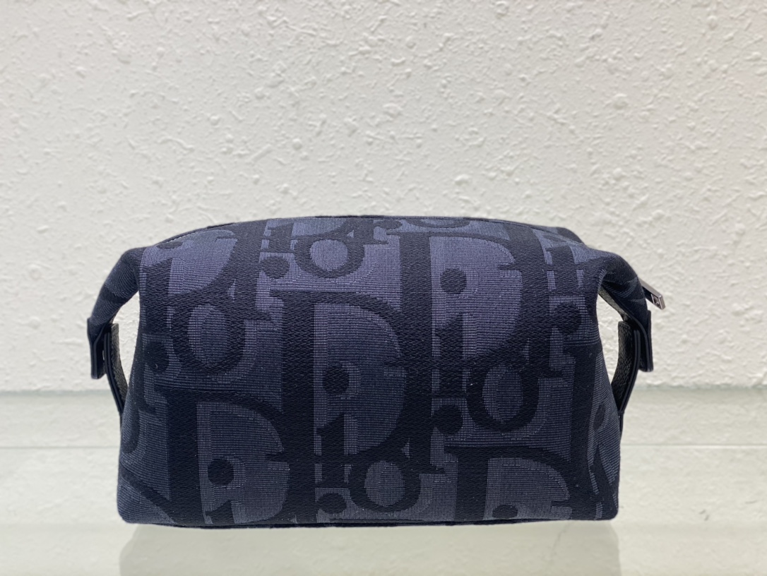 D*or toiletry bag