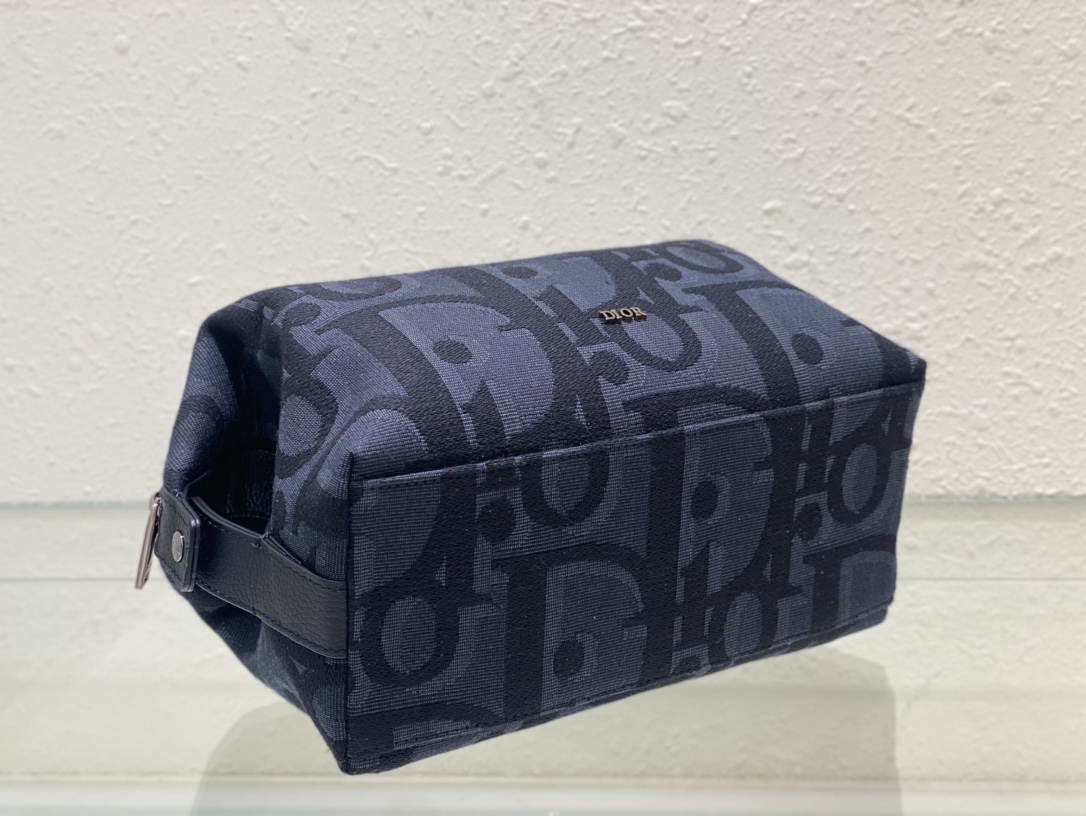 D*or toiletry bag