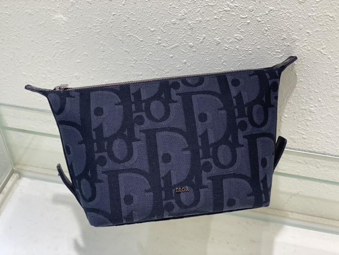 D*or toiletry bag