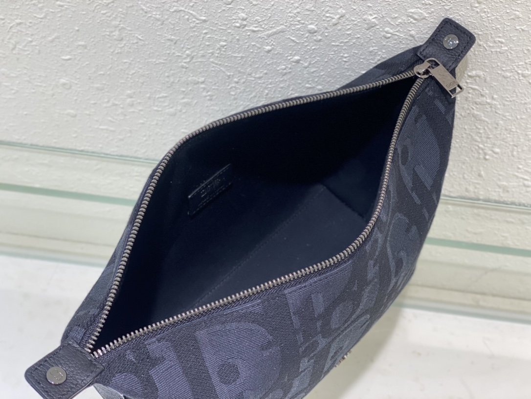 D*or toiletry bag