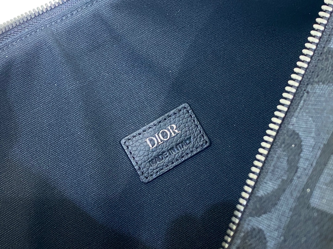 D*or toiletry bag