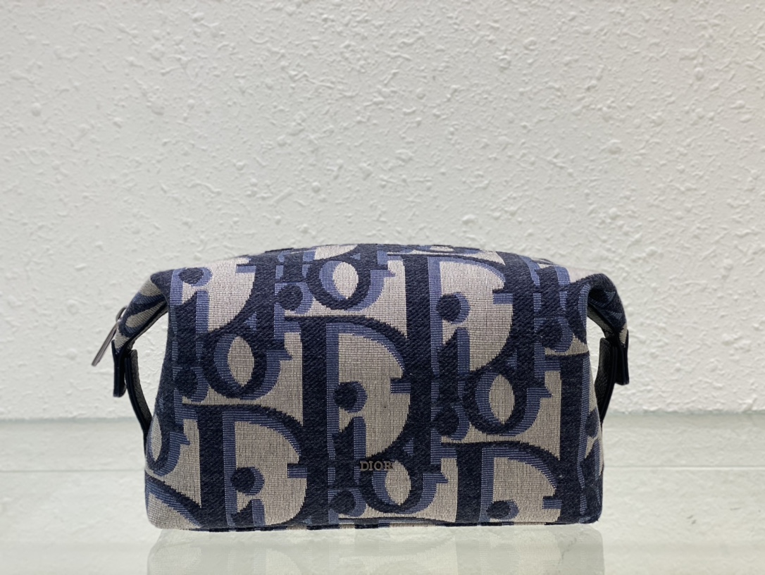 D*or toiletry bag