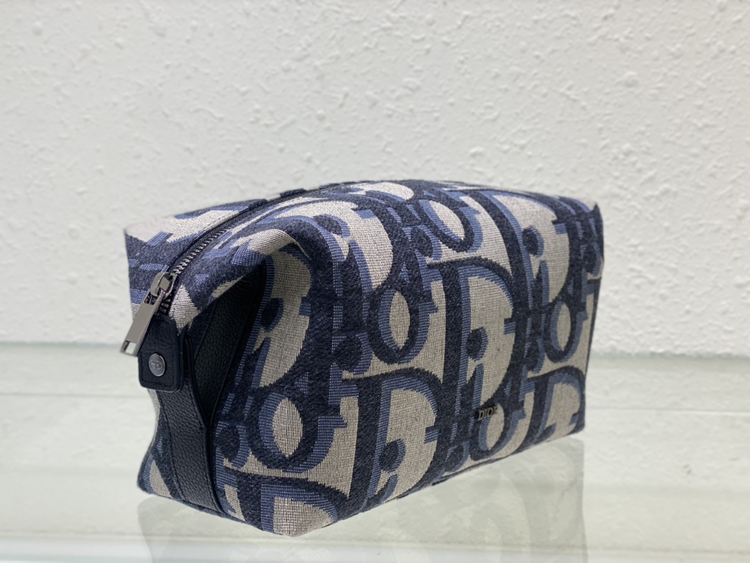 D*or toiletry bag