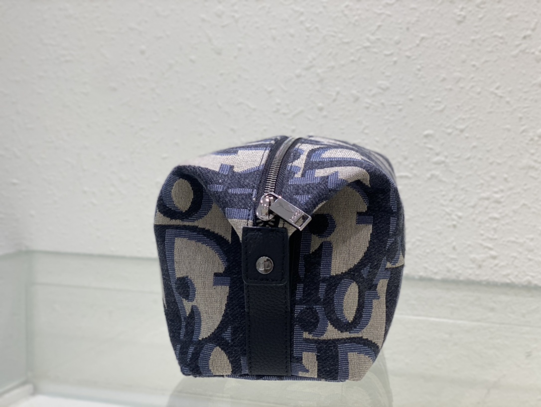 D*or toiletry bag