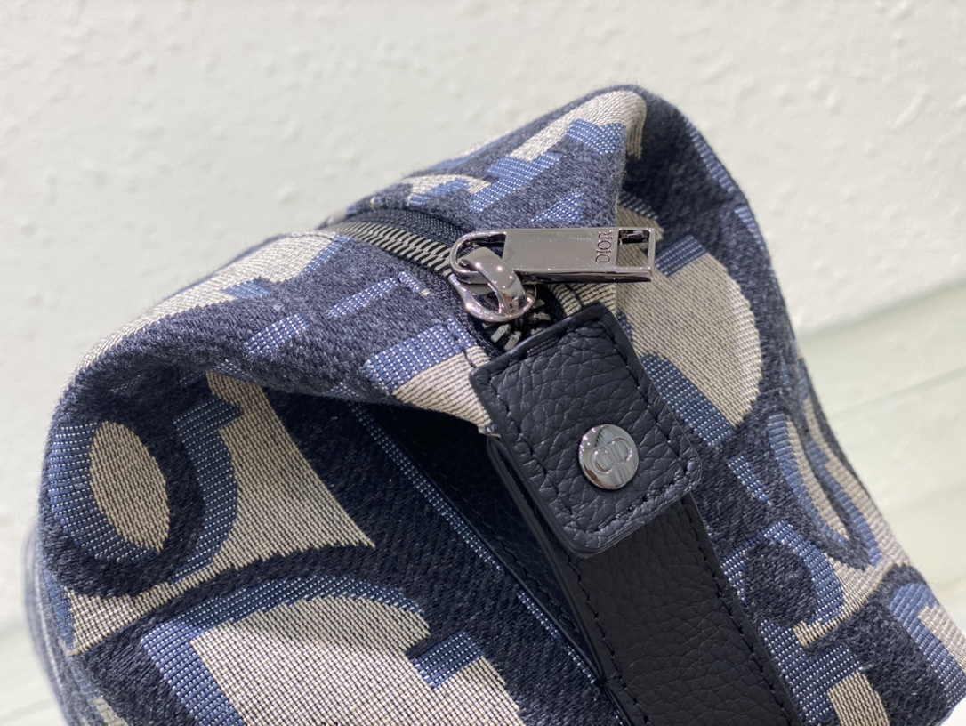 D*or toiletry bag