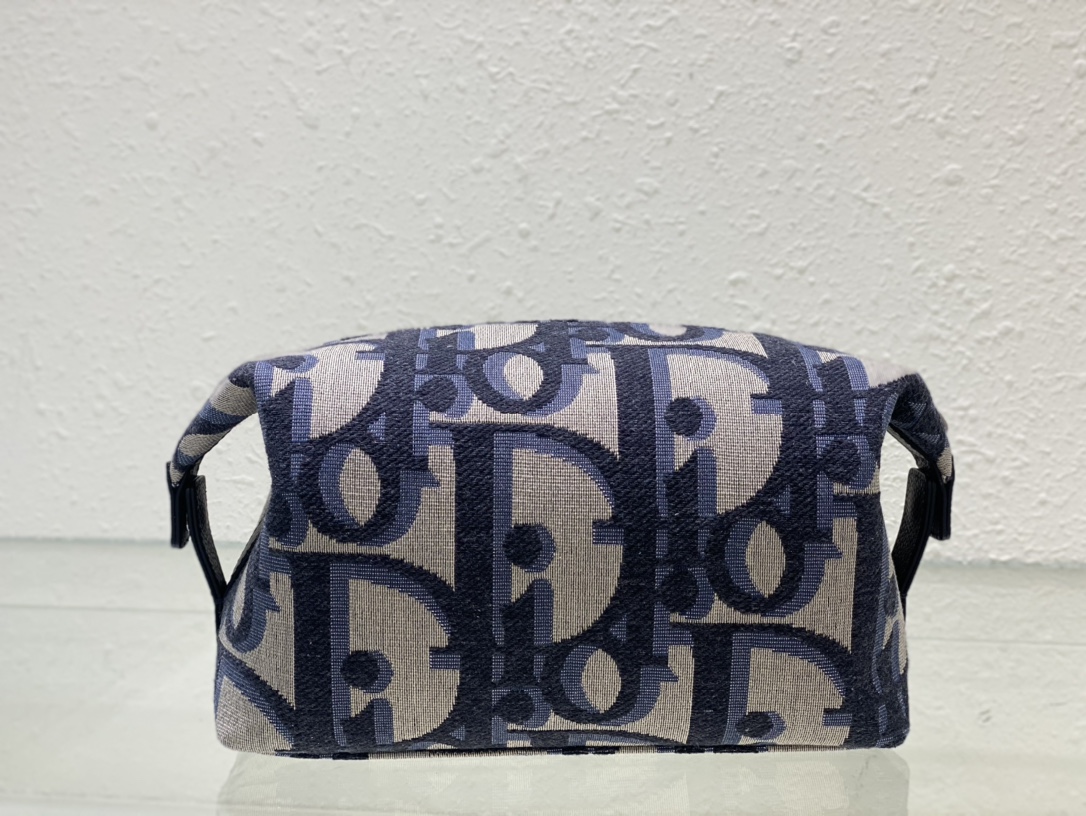 D*or toiletry bag