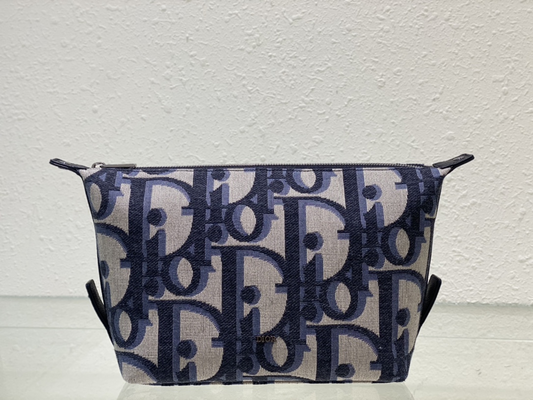 D*or toiletry bag