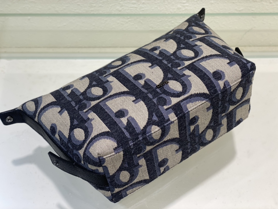 D*or toiletry bag