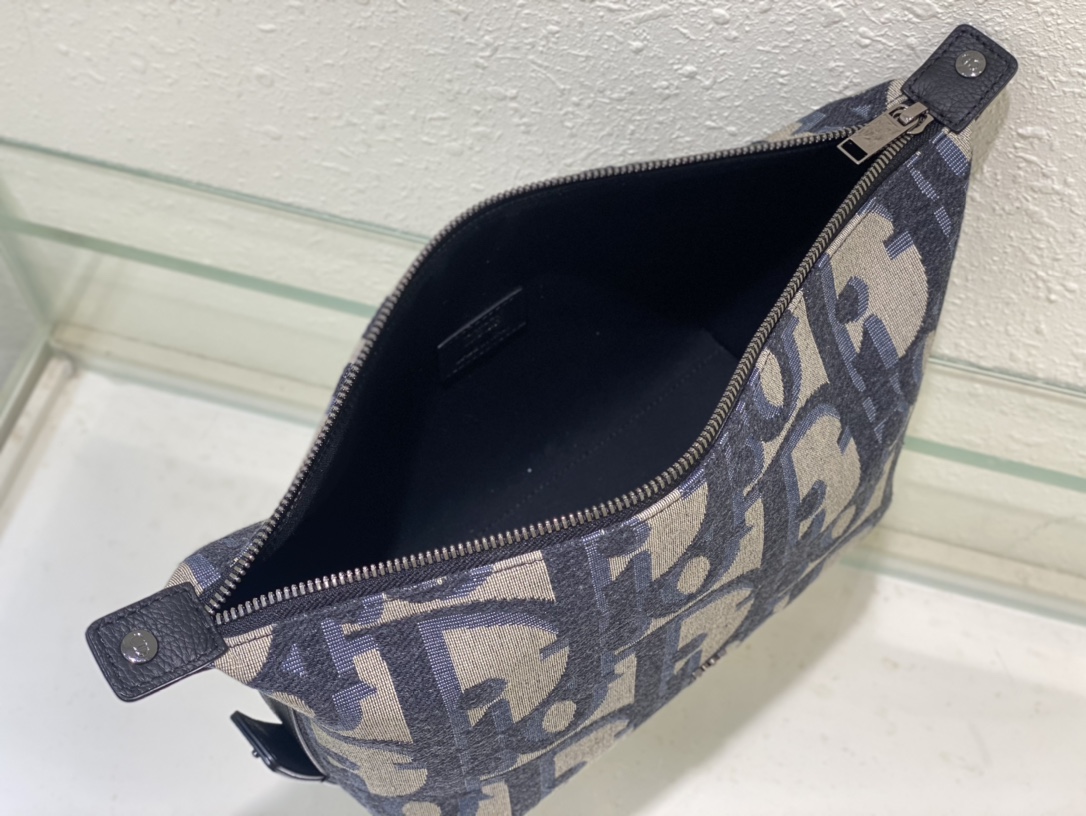 D*or toiletry bag