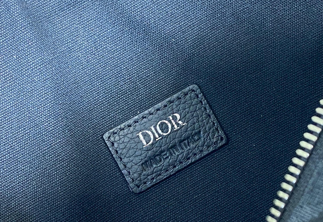D*or toiletry bag