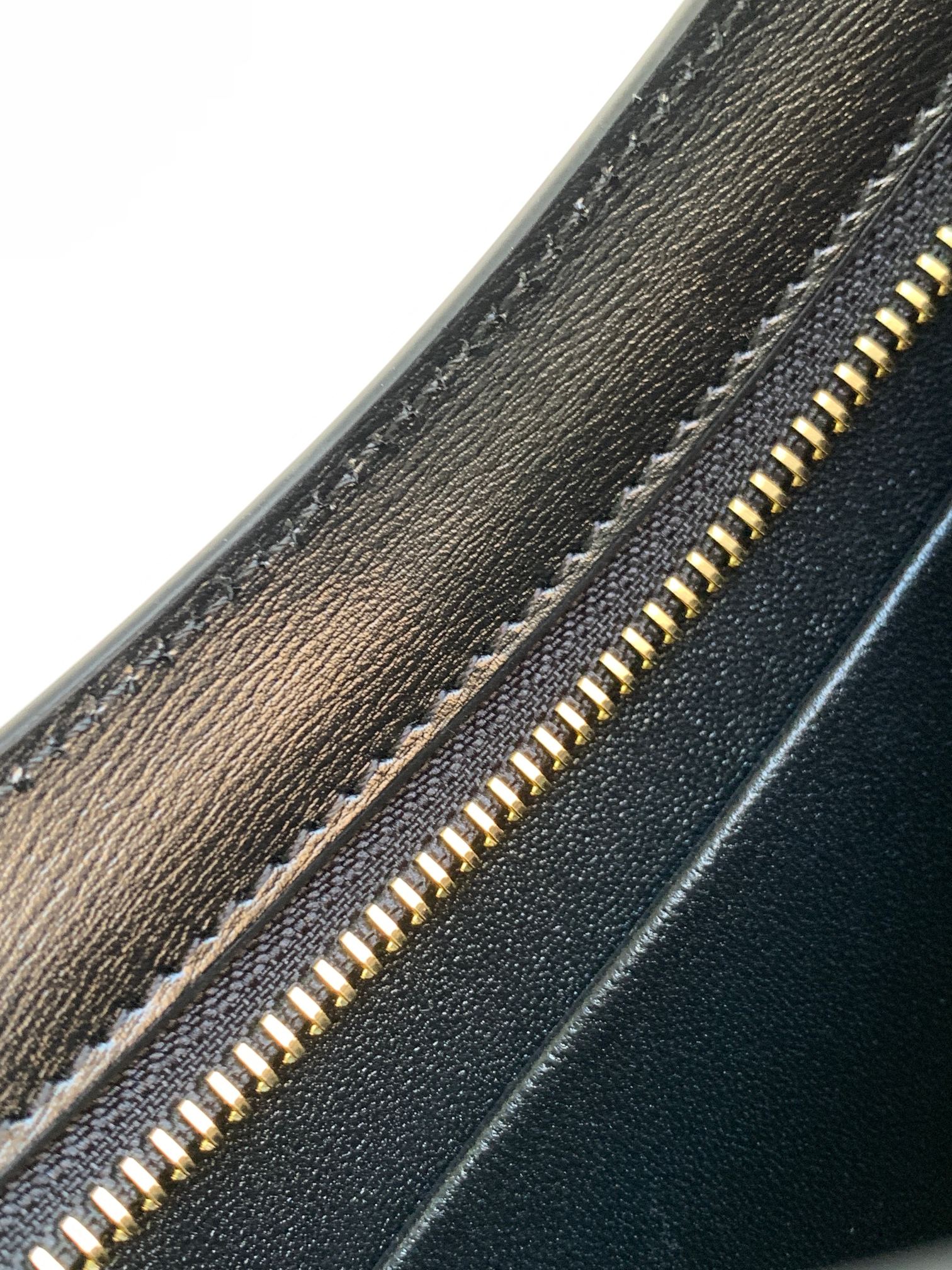 Ce**e medium tilly bag in shiny calfskin