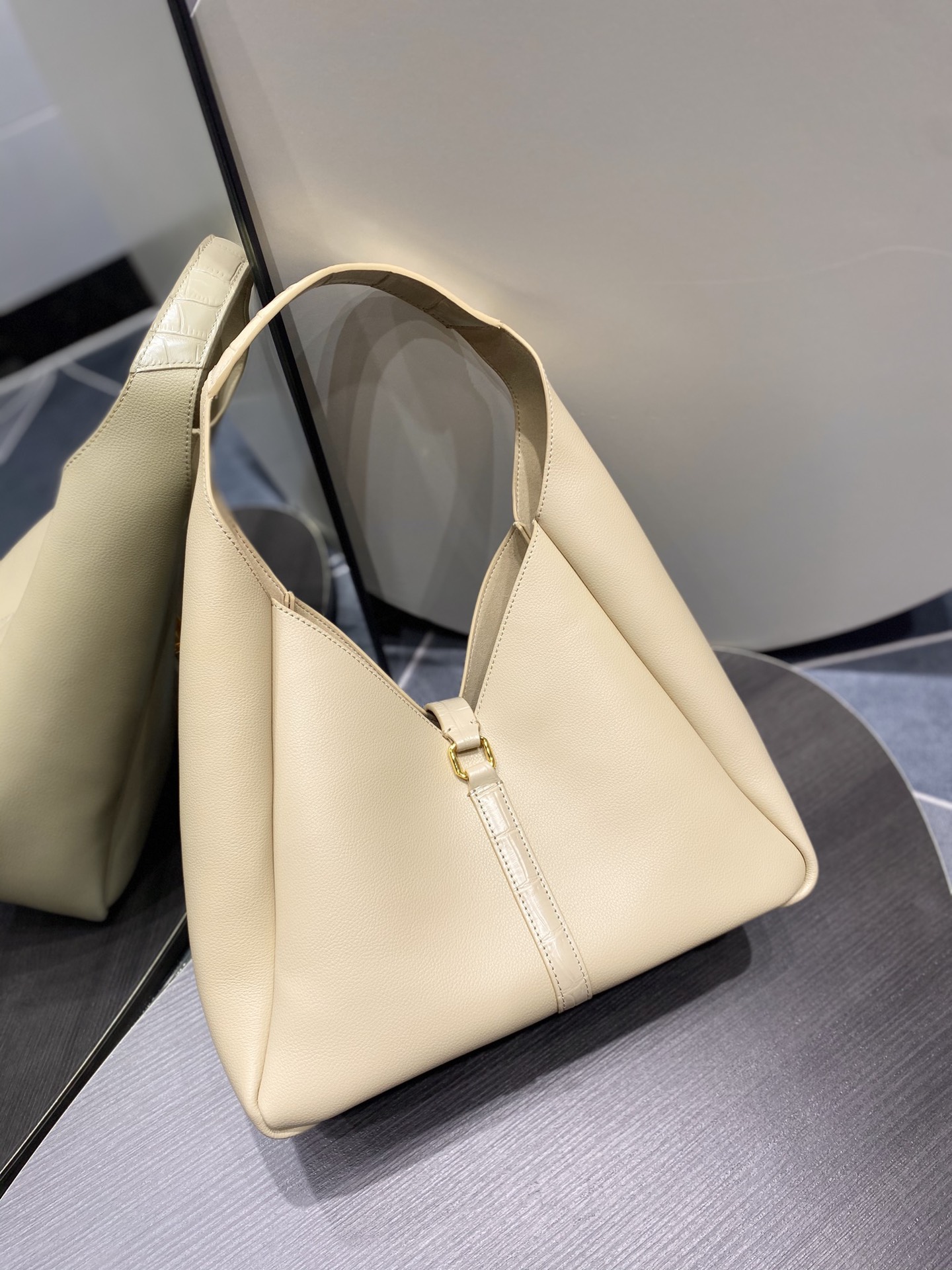 Givenchy G-Hobo Medium