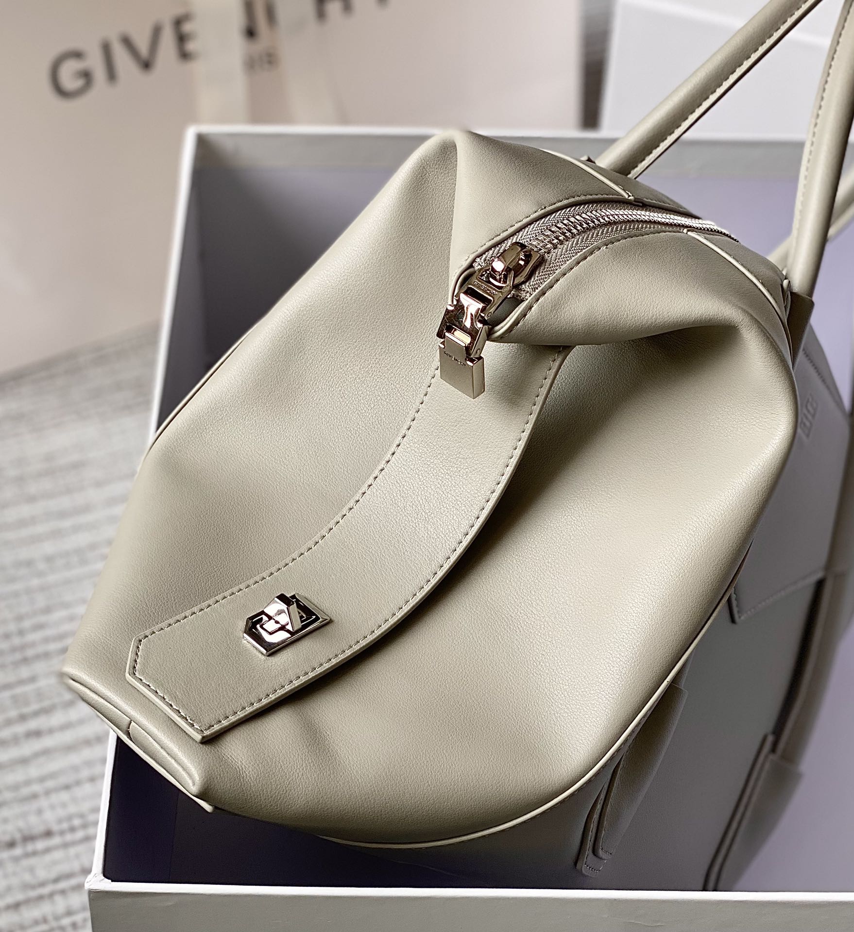 ANTIGONA LOCK SOFT