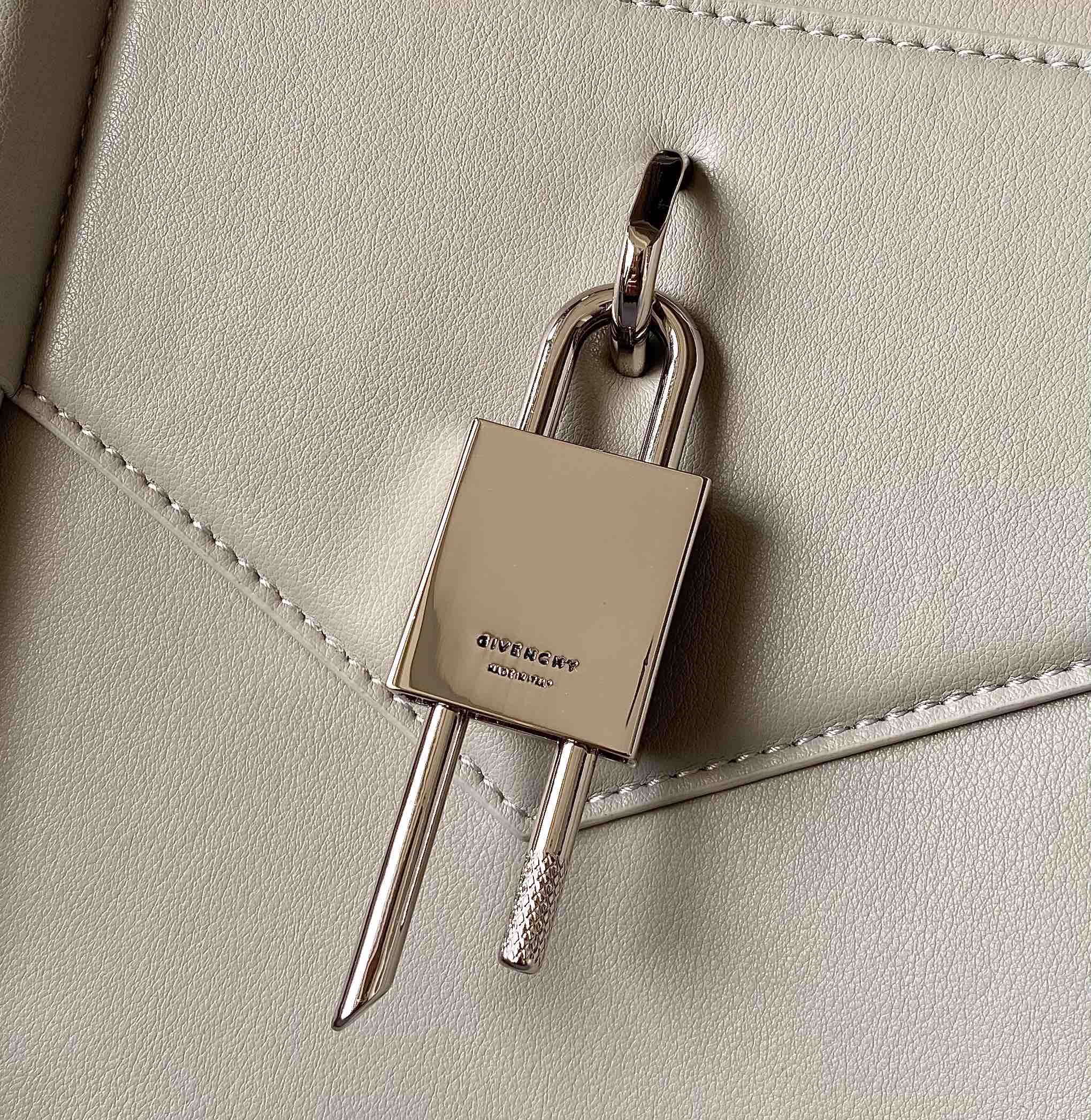 ANTIGONA LOCK SOFT