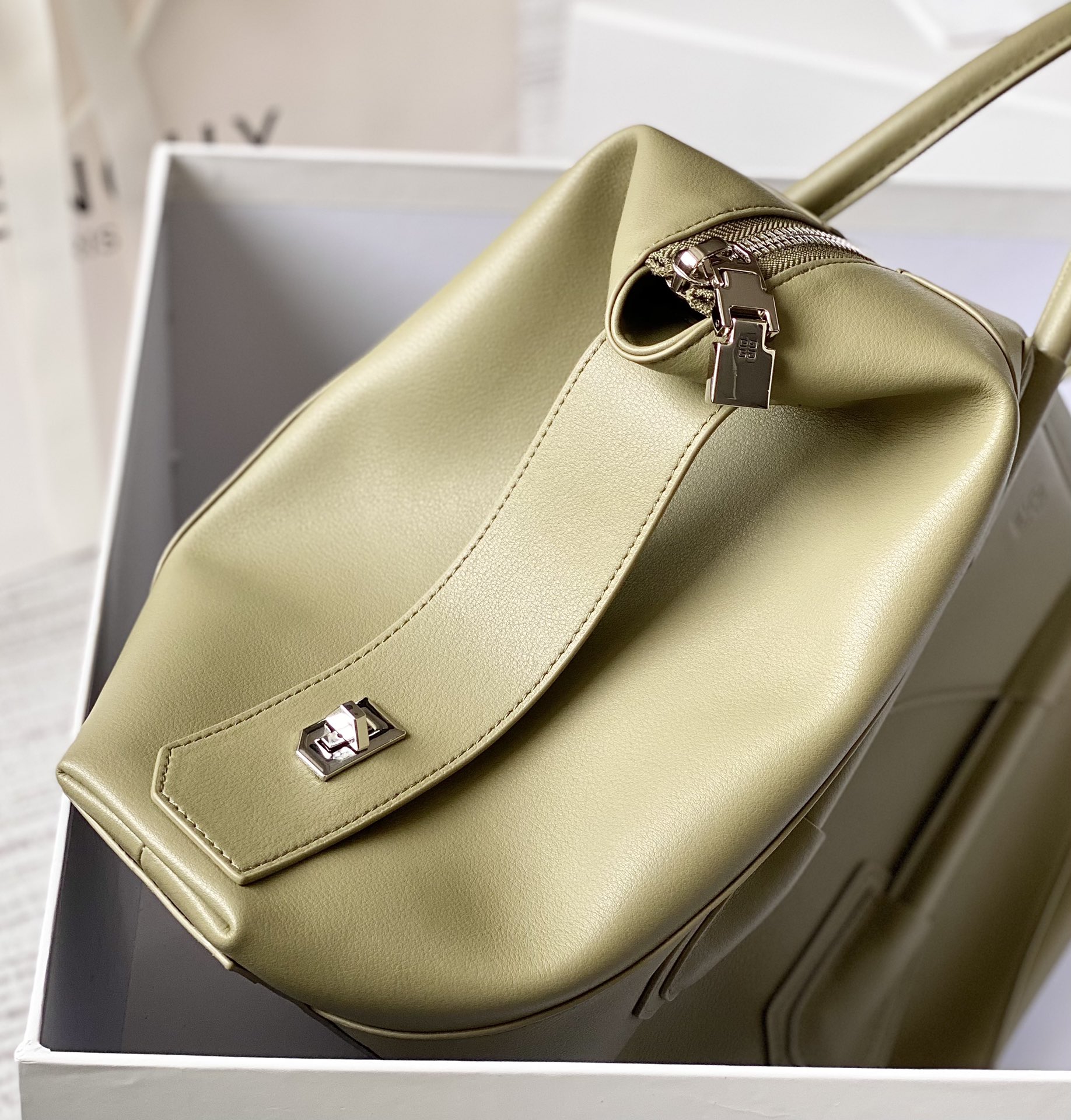ANTIGONA LOCK SOFT