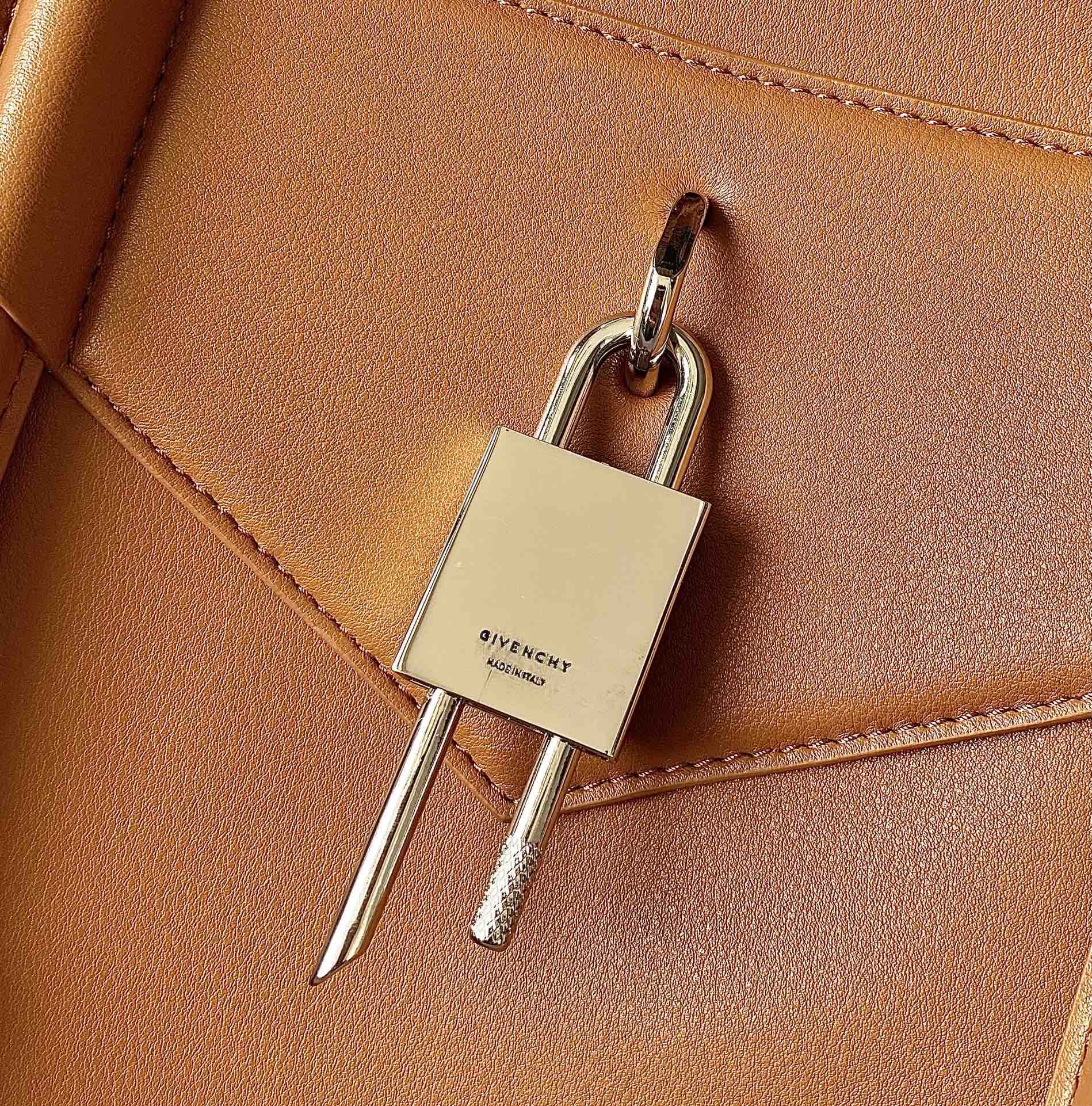 ANTIGONA LOCK SOFT
