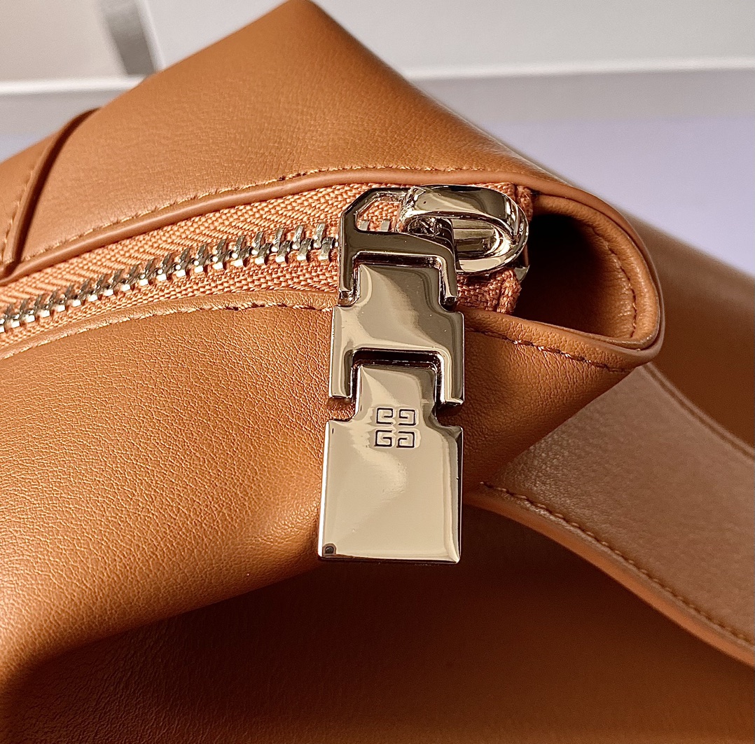 ANTIGONA LOCK SOFT